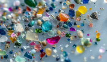 Skóra kontra mikroplastik – co wnika przez pory i włosy